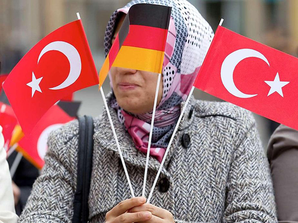 Alman Gençlerin Yüzde 70`i Başörtüsü Yasağına Karşı
