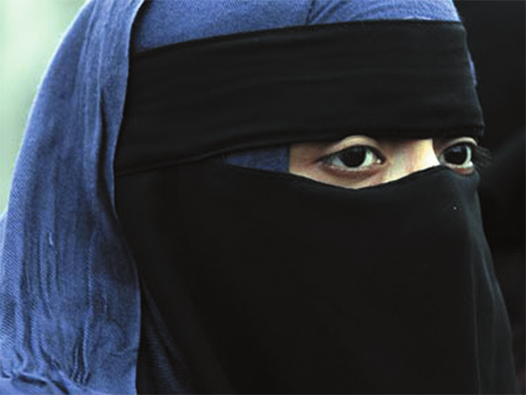 Bizde Başörtüsü, İngiltere`de Nikab