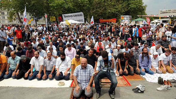 Darısı Kızıl Meydan`ın Başına!