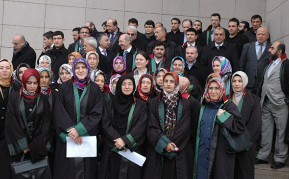 Başörtülü Avukatlar Artık Mahkemelerde!